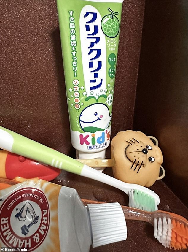 An einem anderen Ort in Shanghai gab ein Vater seinem Sohn drei Zahnbürsten und zwei Zahnpasten, damit er sich aussuchen konnte, welche er verwenden wollte, was ihm ein falsches Gefühl der Kontrolle vermittelte