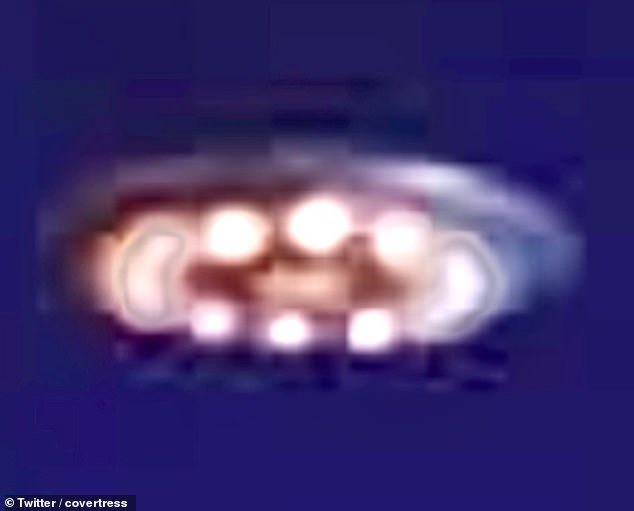 Ein Bild zeigt ein untertassenförmiges Fahrzeug mit leuchtenden Lichtern, die den Sockel umkreisen