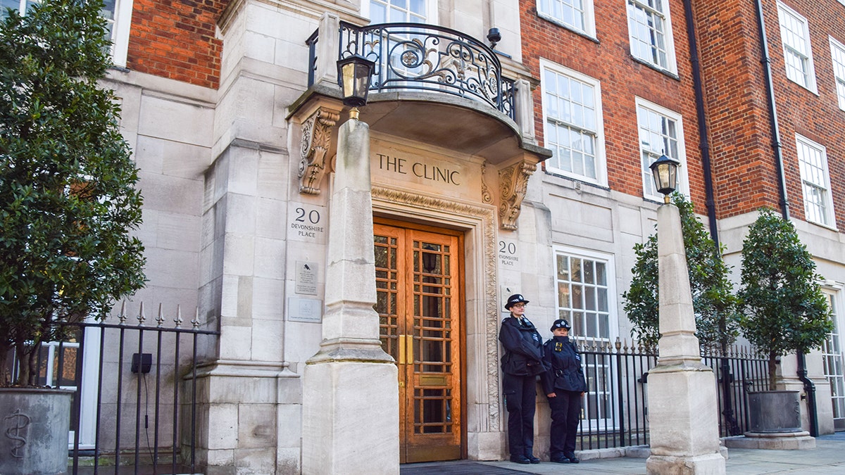 Die Londoner Klinik mit zwei Polizisten davor