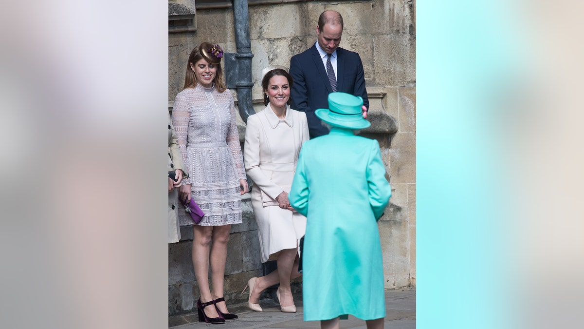 Kate Middleton macht einen Knicks vor Königin Elizabeth II