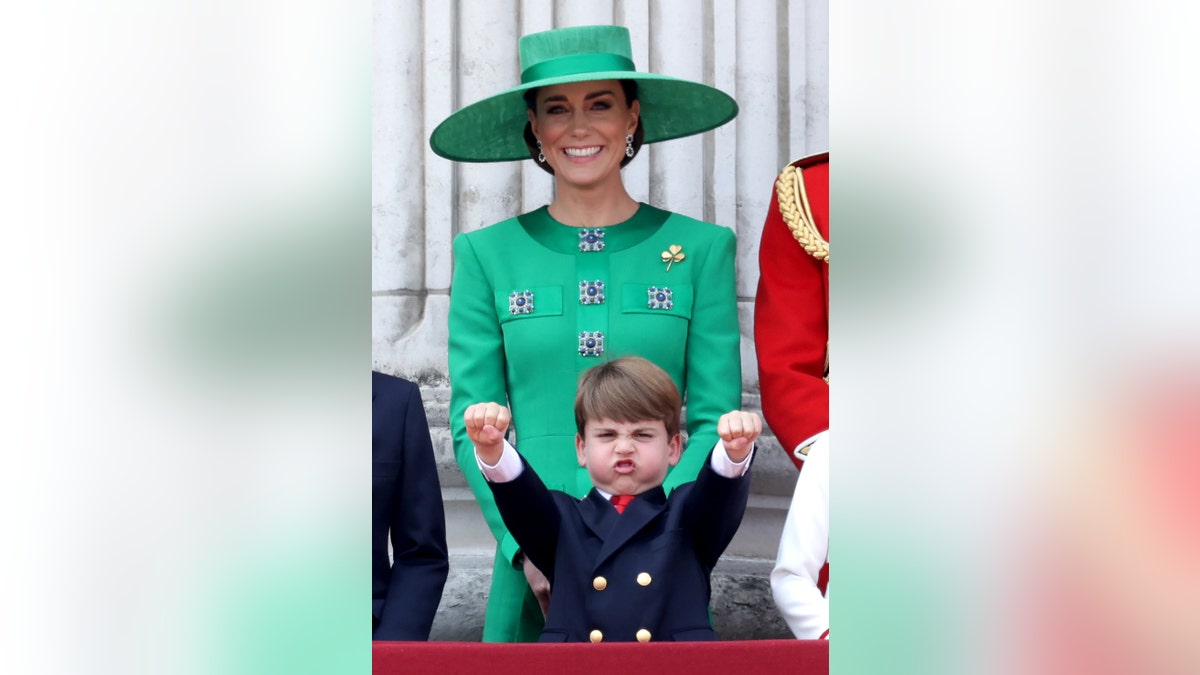Kate Middleton steht mit Prinz Louis auf dem Balkon des Palastes
