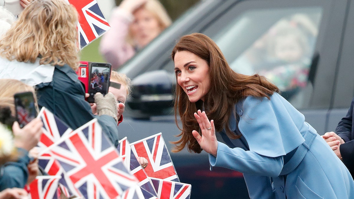 Kate Middleton winkt einer Menschenmenge zu