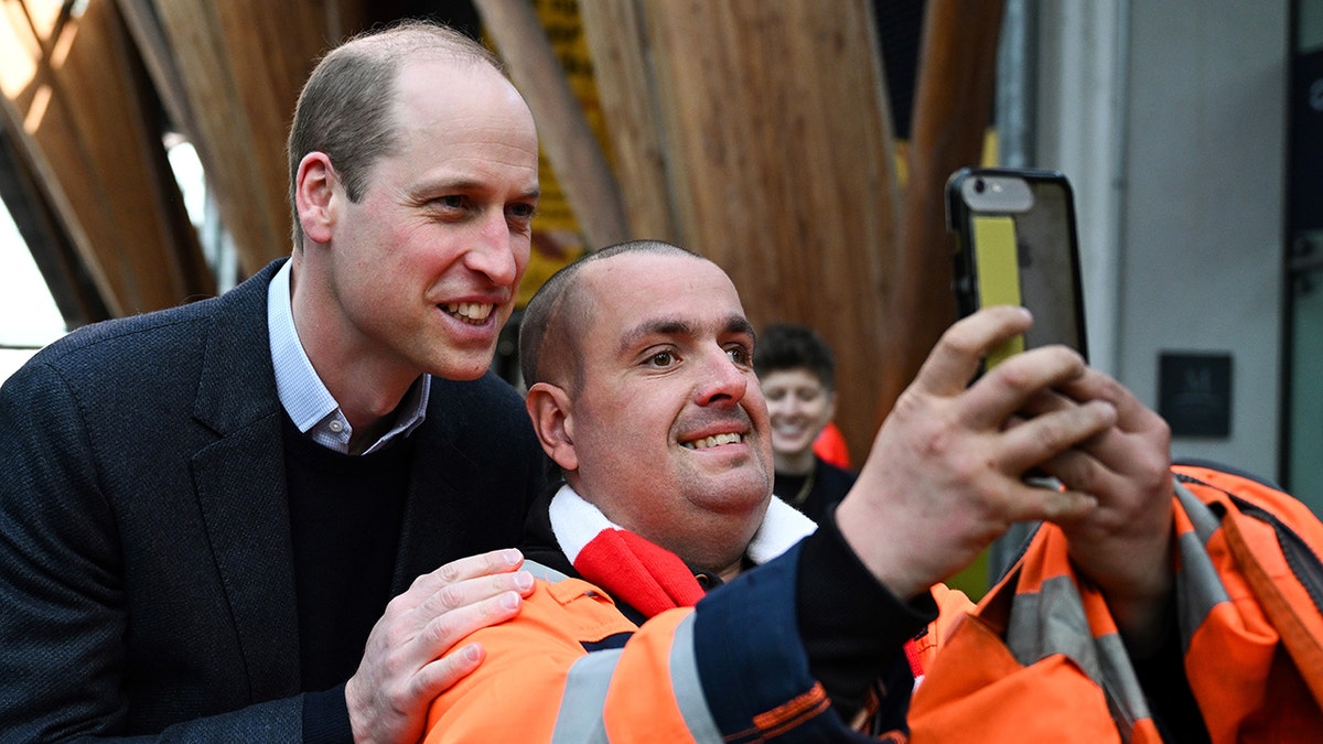 Prinz William macht ein Selfie mit einem Mann