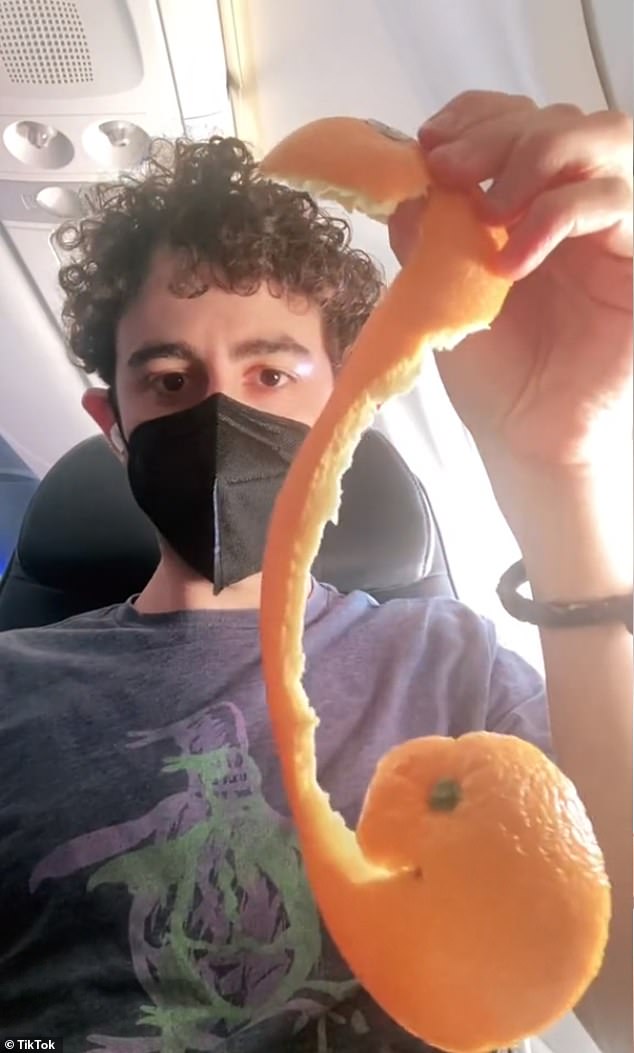 Ein Flyer- und TikTok-Benutzer namens @_maxn_ hat es in einem Video, das er 2022 gepostet hat, geschafft, eine Orange mit seinen Händen zu schälen, ohne auf seinem Sitz ein Durcheinander zu hinterlassen