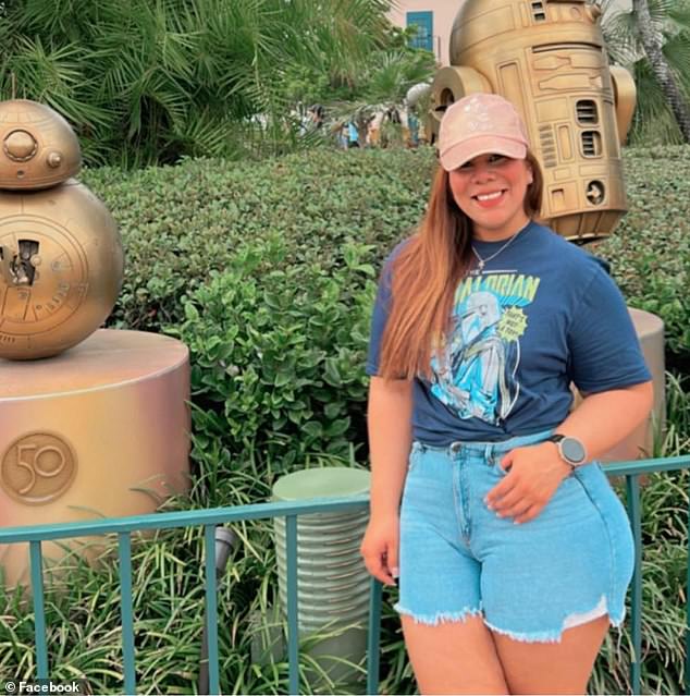 Auf einem anderen Foto aus ihrem kaltblütigen Urlaub trug Candelario Jeansshorts und ein „Mandalorian“-Star-Wars-T-Shirt, als sie scheinbar einen Star-Wars-Themenpark besuchte