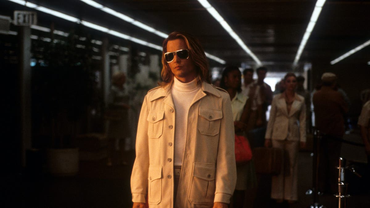 Johnny Depp am Flughafen in einer Szene aus Blow