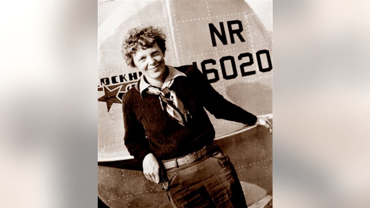 Amelia Earhart vor dem Flugzeug