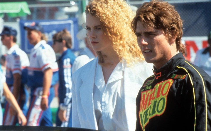 Nicole Kidman und Tom Cruise stehen in Days of Thunder nebeneinander.