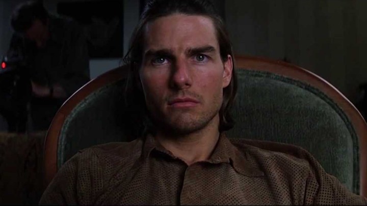 Tom Cruise sitzt und starrt in Magnolia.