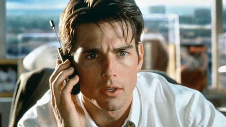 Tom Cruise sitzt am Schreibtisch und telefoniert.