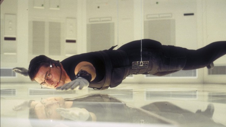 Tom Cruise als Ethan Hunt hängt in Mission: Impossible über dem Boden.