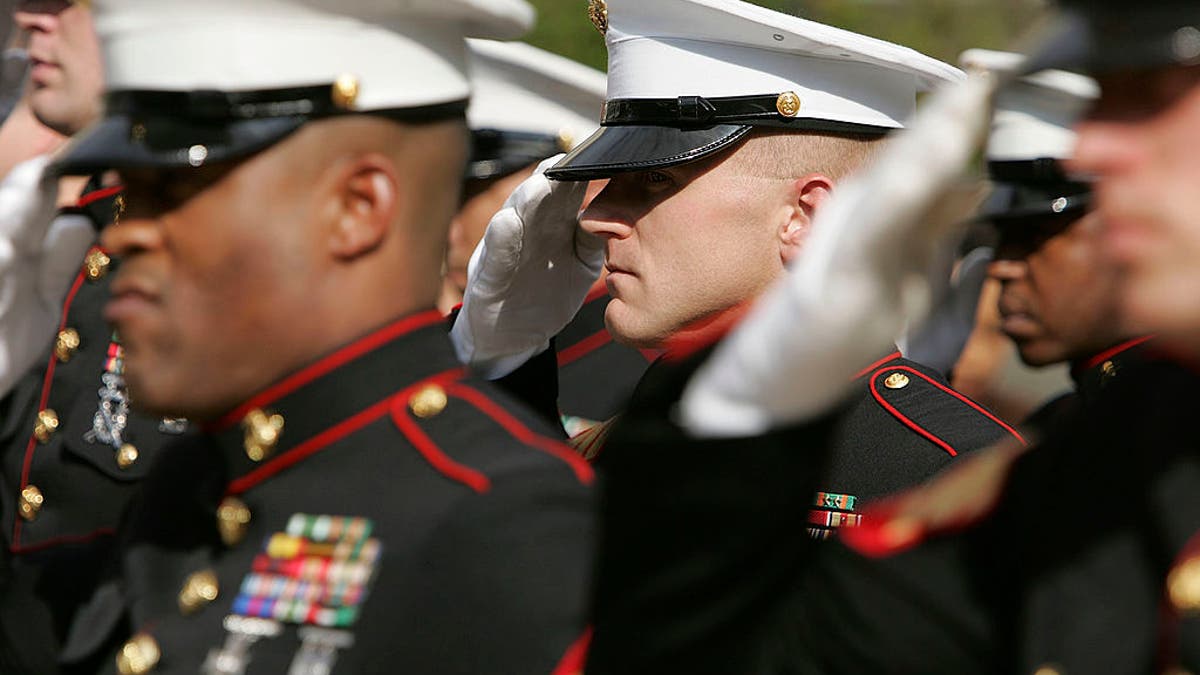 Mitglieder der Marines salutieren