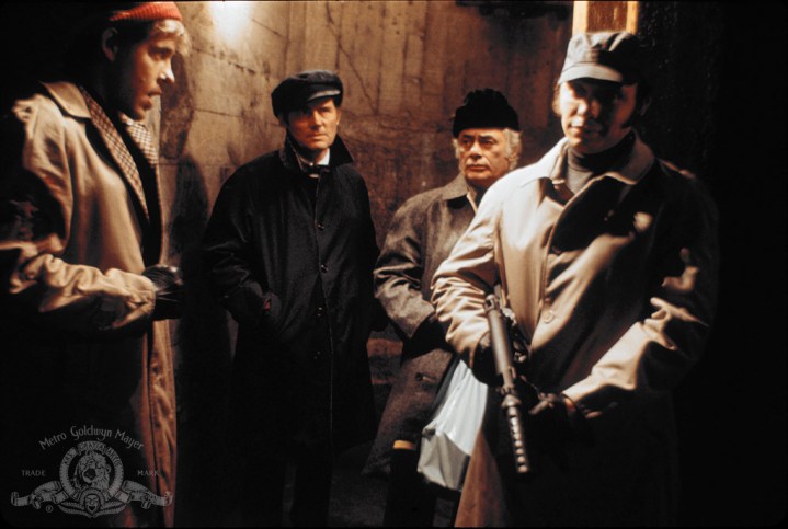 Mehrere Schauspieler wie Mr. Blue, Green, Grey und Brown diskutieren in The Taking of Pelham 123 darüber, wie man die U-Bahn-Tunnel verlässt.
