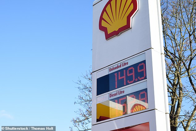 Ein Anstieg des Ölpreises dürfte zu einem Anstieg der Kosten an Tankstellen führen, sagt die AA, da einige Tankstellen außerhalb der Autobahnen bereits 149,9 Pence pro Liter für bleifreies Benzin verlangen