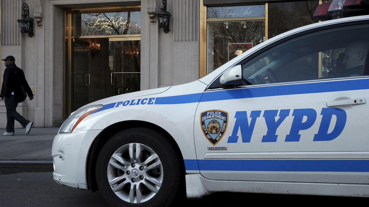 Ein Auto der New York City Police (NYPD) parkt am 18. März 2016 vor dem Eingang zum Trump Parc East, einem Luxusapartmentgebäude mitten in Manhattan, in dem Eric Trump, der Sohn des Präsidentschaftskandidaten Donald Trump, lebt . REUTERS/Brendan McDermid - RTSB3TU