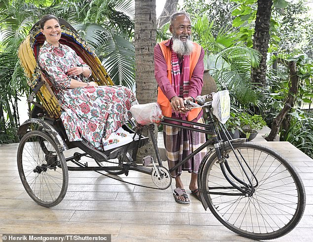 Am letzten Tag ihres viertägigen Besuchs in Bangladesch machte es sich die zweifache Mutter auf dem Rücksitz einer Fahrradrikscha bequem