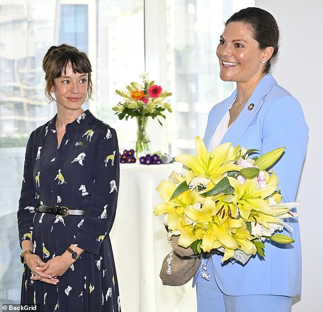 Victoria besuchte auch die schwedische Botschaft in Dhaka und Botschafterin Alexandra Berg von Linde (links)