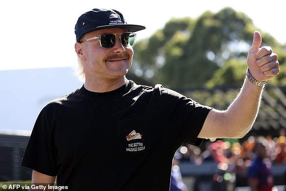 Bottas winkt den Fans auf dem Albert Park Circuit vor dem Formel-1-Grand-Prix von Australien in Melbourne zu
