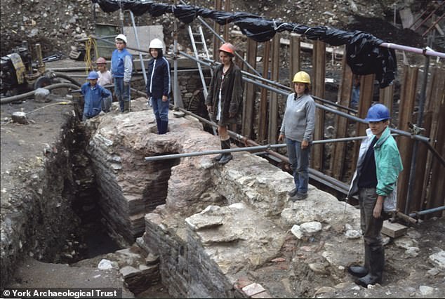 Bei römischen Ausgrabungen im Queen's Hotel wurden Reste einer antiken Mauer entdeckt, was darauf hindeutet, dass das Gebiet für das antike Reich von großer Bedeutung gewesen sein könnte