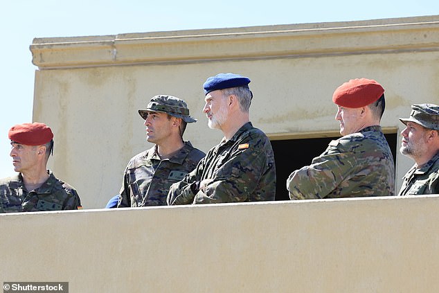 König Felipe VI. von Spanien machte in voller Militärkleidung an der Allgemeinen Militärakademie im San Gregorio National Training Center eine gute Figur