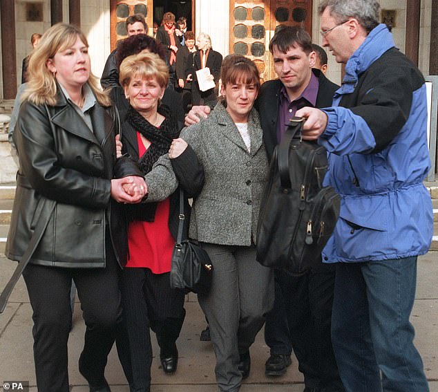 Hewins (Mitte) im Bild, nachdem er 1999 mit Freunden und Familie das Berufungsgericht in London verlassen hatte;  Ihren jüngsten Sohn brachte sie im Gefängnis zur Welt