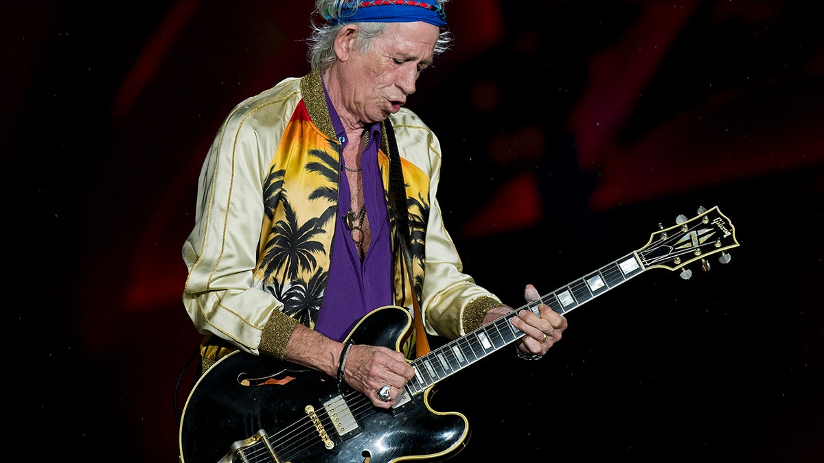 Keith Richards spielt Gitarre im Profil