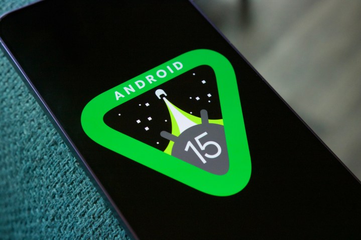 Das Android 15-Logo auf einem Smartphone.