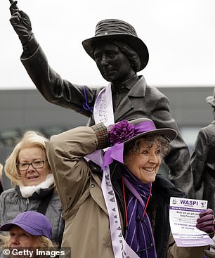 WASPI-Protest: Frauen versammelten sich Anfang des Monats an der Statue der politischen Aktivistin Mary Barbour in Glasgow, um den Internationalen Frauentag zu begehen