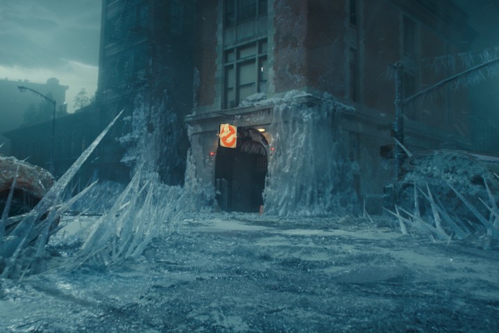 Das mit Eis bedeckte Ghostbusters-Feuerwehrhaus in Ghostbusters: Frozen Empire.