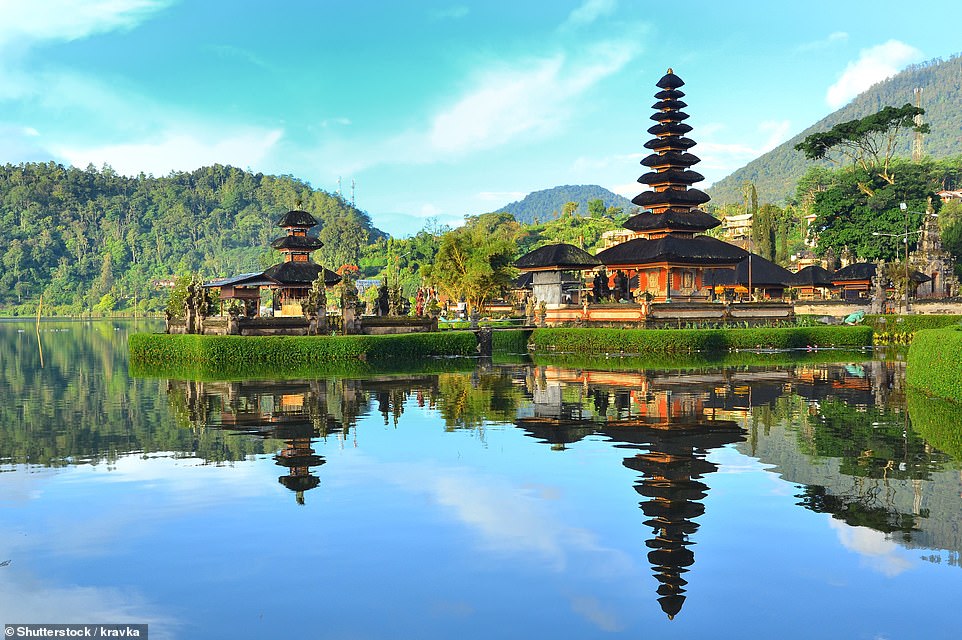 Das tropische Bali belegt insgesamt den achten Platz.  Oben ist der ruhige Tempel Pura Ulun Danu zu sehen