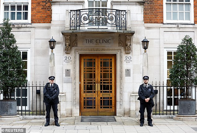 Polizisten stehen heute vor der London Clinic, wo Kate nach der Operation untergebracht ist