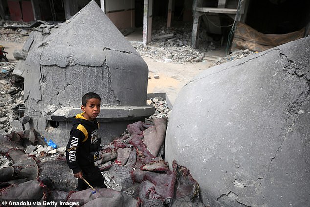 Es bestehen Bedenken hinsichtlich des wachsenden Hungers im Gazastreifen.  Kinder spielen inmitten beschädigter Gebäude rund um die Moschee, den Trümmern der Al-Farooq-Moschee, die beim israelischen Angriff in Rafah, Gaza, am 22. März 2024 zerstört wurde
