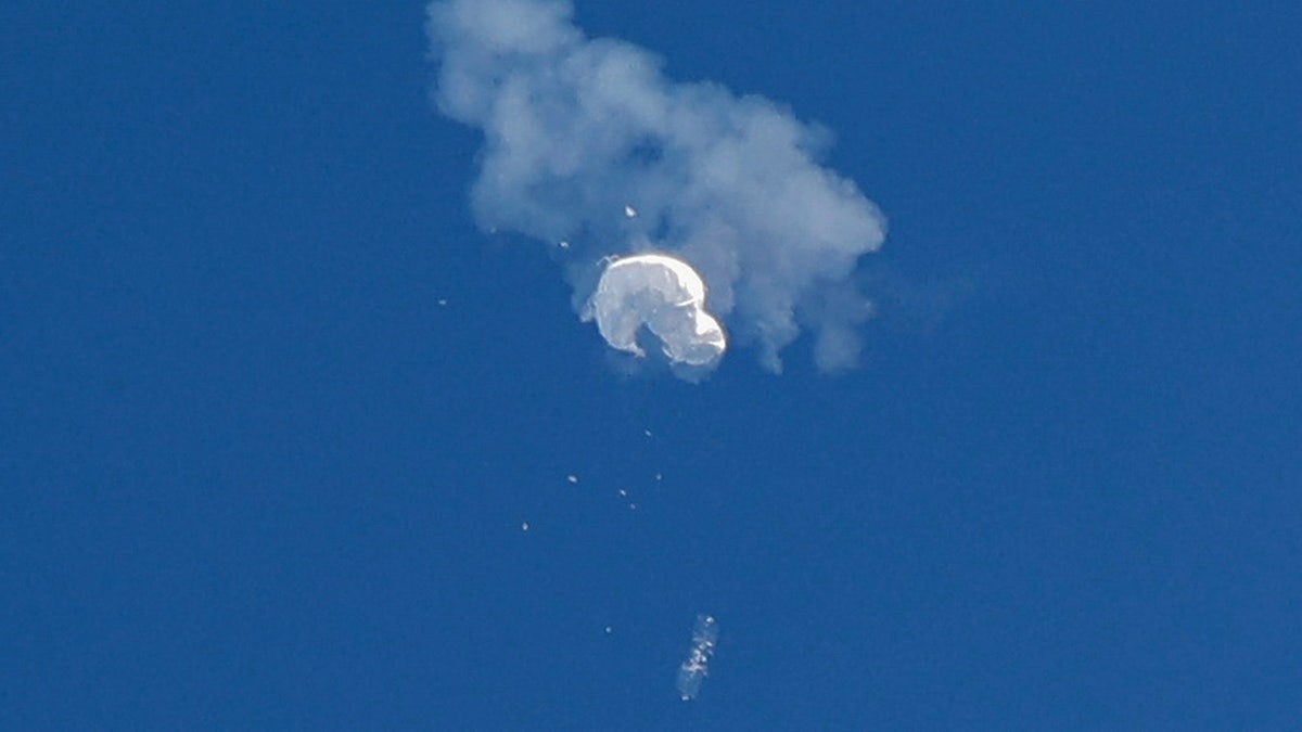 Der mutmaßliche chinesische Spionageballon treibt nach dem Abschuss ins Meer