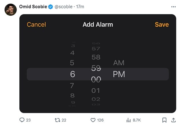 Dieser schadenfrohe Ghul Scobie twitterte (und löschte anschließend) ein Bild seines iPhone-Weckers, der genau in dem Moment eingestellt war, als die Nachricht in die ganze Welt gesendet werden sollte.