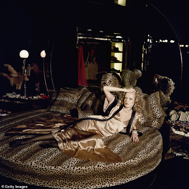 Twiggy streckte sich 1971 in Bibas Laden in Kensington auf einem Leopardenfellbett aus