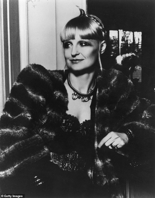 Die britische Modedesignerin und Inhaberin der Biba-Boutiquen Barbara Hulanicki, abgebildet auf dem Höhepunkt ihres Ruhms in den 1970er Jahren