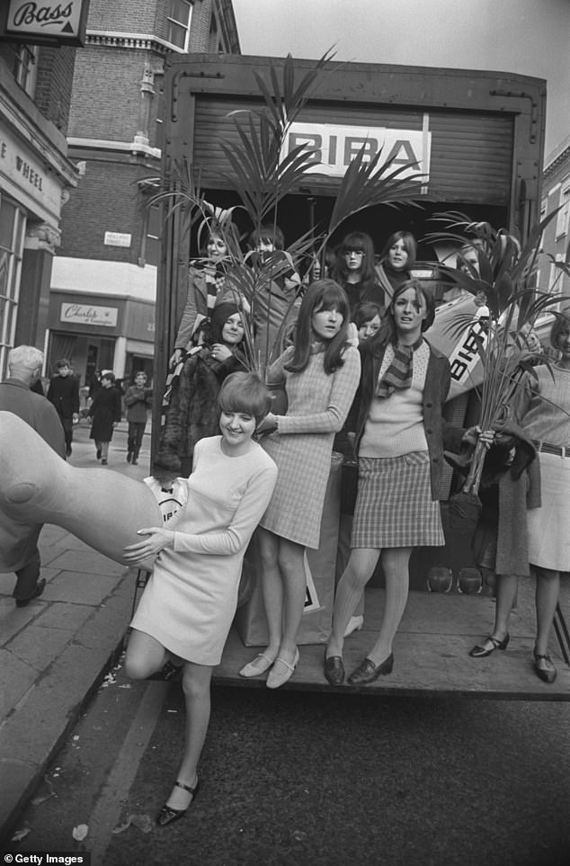 Eröffnung: Die verstorbene Sängerin Cilla Black und die Rundfunksprecherin Cathy McGowan halfen im Februar 1966 beim Aufbau der neuen Biba-Boutique in der Kensington Church Street