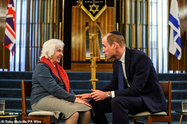 Prinz William berührt die Hand von Renee Salt, 94, einer Holocaust-Überlebenden, während eines Besuchs in der Western Marble Arch Synagogue in London am 29. Februar
