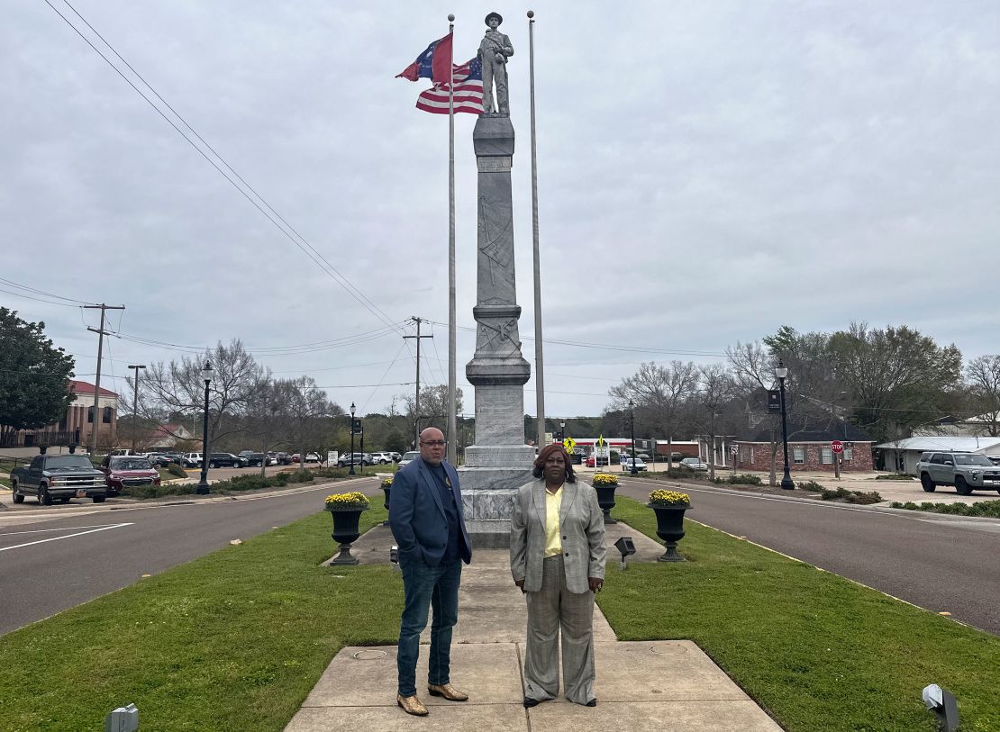 Will Sims (links) und Angela English stehen am Donnerstag vor einem Denkmal der Konföderierten in Brandon.