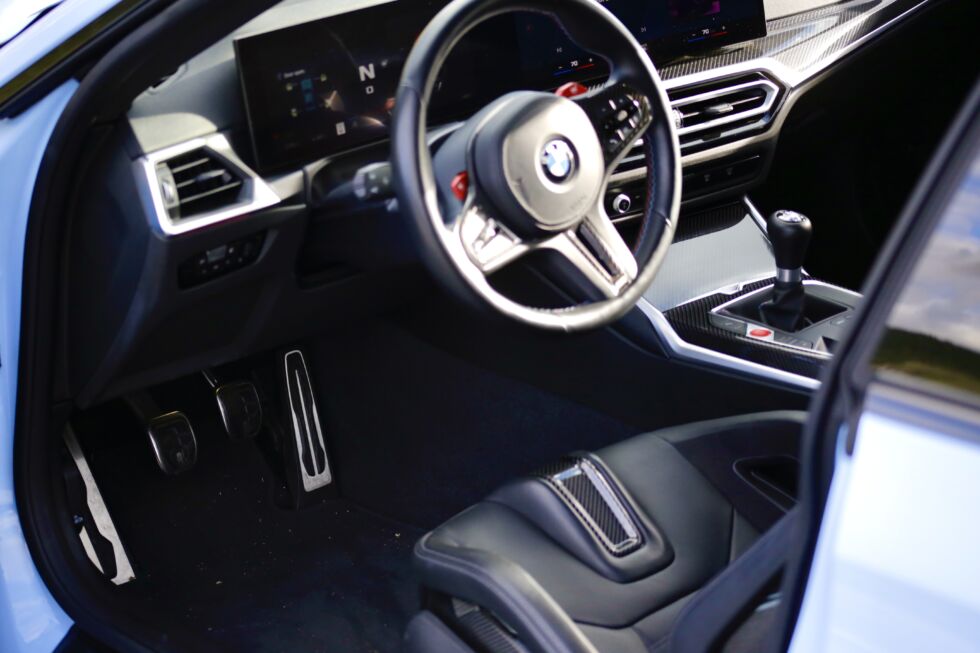 Bei den Carbon-Schalensitzen von BMW gehen die Meinungen auseinander.  Sie halten einen gut an Ort und Stelle, lassen sich aber nur schwer ein- und aussteigen, und der Höcker zwischen den Beinen des Fahrers polarisiert.