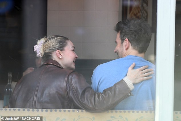 Berichten zufolge lief Gigi mit ihrem Freund Bradley Cooper auf der Vanity Fair-Oscarparty nicht über den roten Teppich, weil sie zur Arbeit nach New York City zurückfliegen musste;  abgebildet Februar