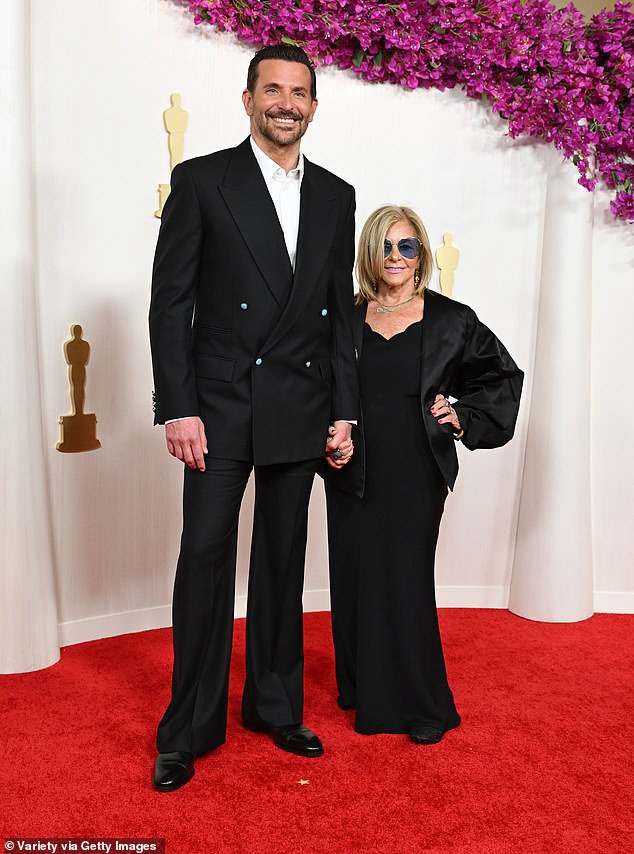 Gigi war bei den Oscars nicht an Bradleys Seite anwesend, da der Maestro-Regisseur, Autor und Star seine Mutter Gloria Campano zur Zeremonie im Dolby Theatre mitnahm;  abgebildet bei Oscars