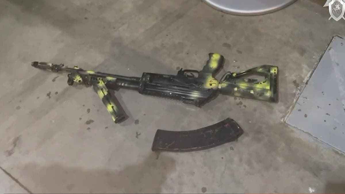 Eine Waffe auf dem Boden nach dem Terroranschlag in Moskau