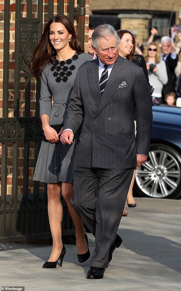 Seit ihrer Heirat mit Prinz William im Jahr 2011 ist Kate (links) ihrem Schwiegervater nahe gekommen, der nach dem Tod der Königin im Jahr 2012 nachsprang