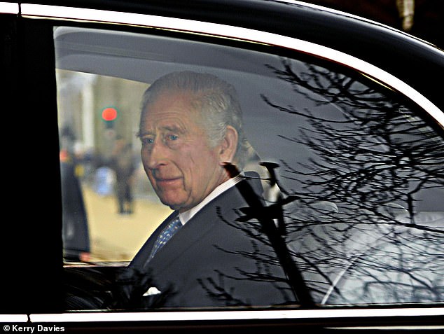 König Charles III., der sich selbst einer Krebsbehandlung unterzieht, ist bei seiner Ankunft im Clarence House am Dienstag abgebildet