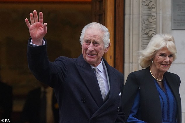 König Charles III. und Königin Camilla verlassen die London Clinic im Zentrum von London, wo er sich am 29. Januar einer Prostataoperation unterzogen hatte