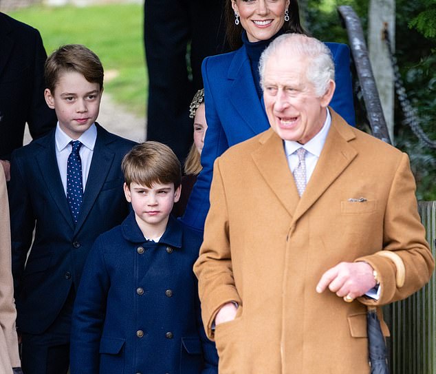 Der König, abgebildet mit der Prinzessin von Wales und seinen beiden Enkeln, nach einem Weihnachtsliedgottesdienst in Sandringham im Dezember letzten Jahres