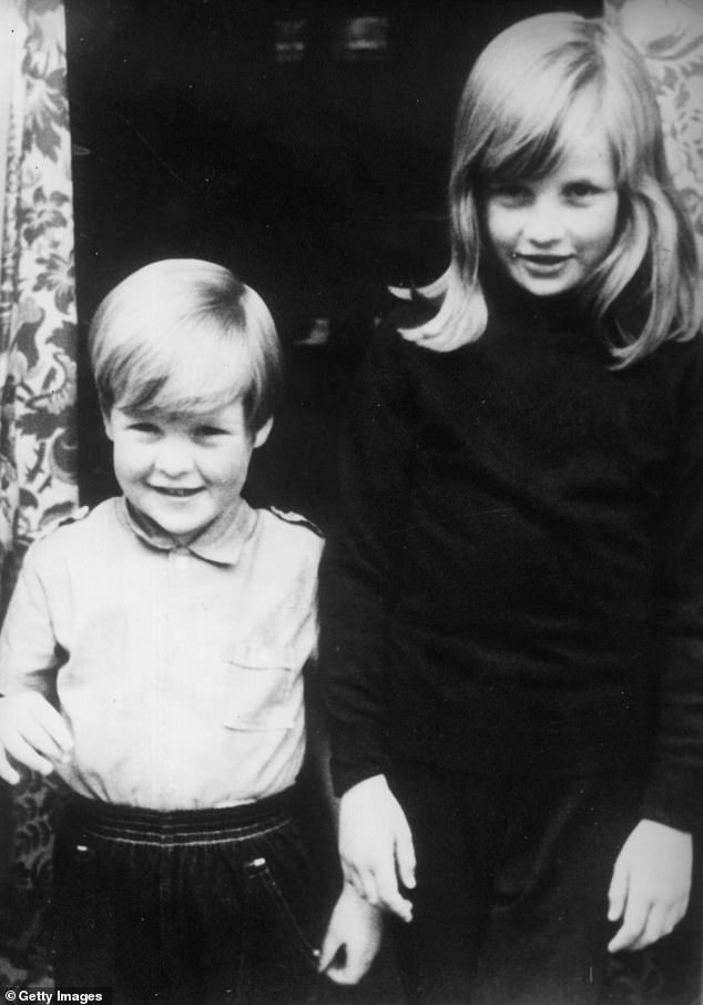 Dianas Bruder Earl Spencer hat die Prinzessin von Wales für ihre „unglaubliche Stärke und Haltung“ gelobt.  Auf dem Bild mit seiner Schwester, als sie noch Kinder waren