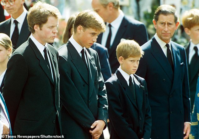 Charles abgebildet mit den jungen Prinzen William und Harry sowie König Charles bei Dianas Beerdigung im Jahr 1997