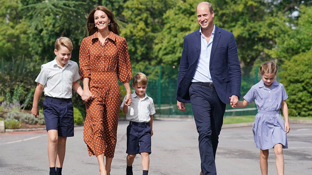 Prinz William geht mit der königlichen Familie spazieren